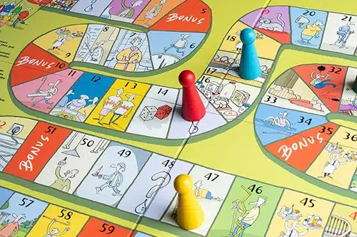 Un professionnel de la santé ou du bien-être discutant avec une femme préoccupée, dans un cadre lumineux et apaisant, avec un arrière-plan flou montrant une conversation entre deux autres personnes.