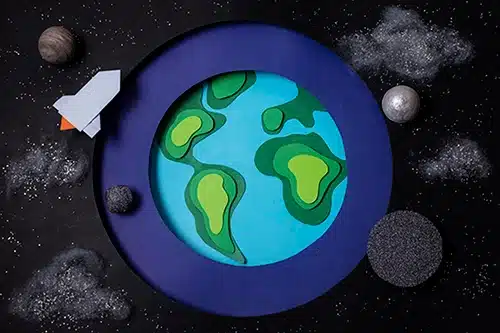 Un professionnel de la santé ou du bien-être discutant avec une femme préoccupée, dans un cadre lumineux et apaisant, avec un arrière-plan flou montrant une conversation entre deux autres personnes.