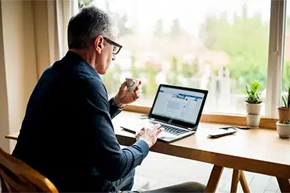 Un professionnel de la santé ou du bien-être discutant avec une femme préoccupée, dans un cadre lumineux et apaisant, avec un arrière-plan flou montrant une conversation entre deux autres personnes.