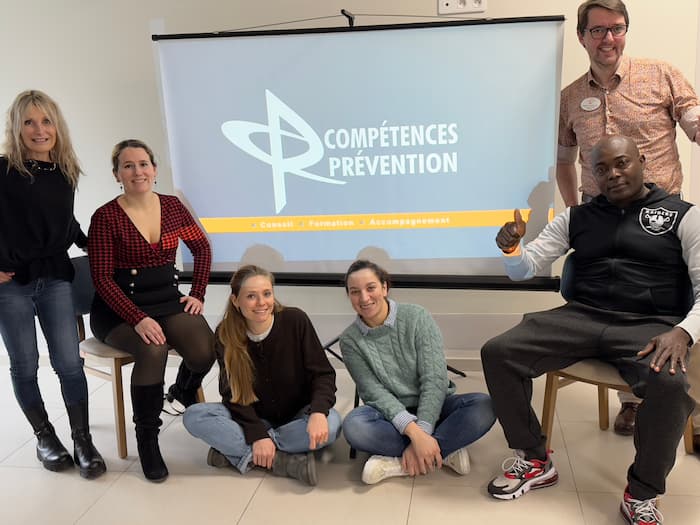 Sandrine Vaillant, formatrice chez Compétences Prévention, en session de formation avec un groupe de participants.