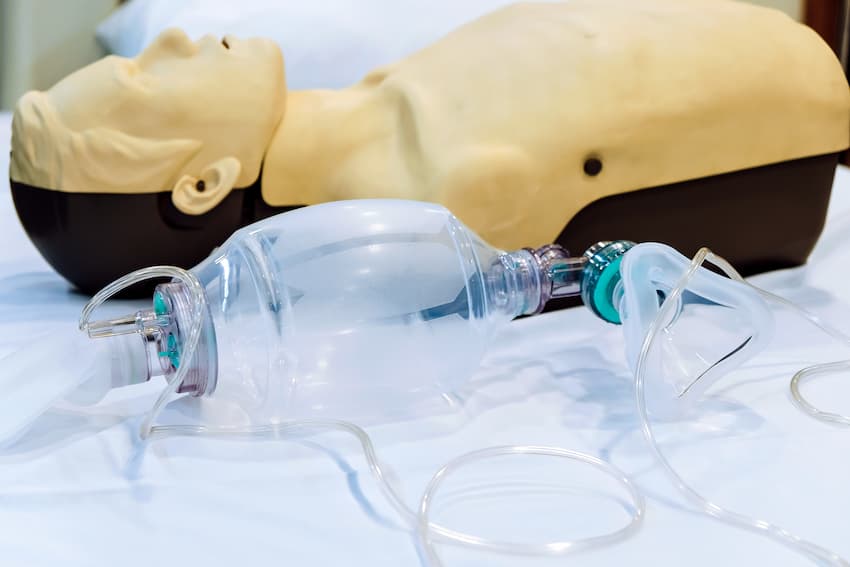 Mannequin médical utilisé pour la formation AFGSU gestes soins urgence en centre d'enseignement soins urgence.