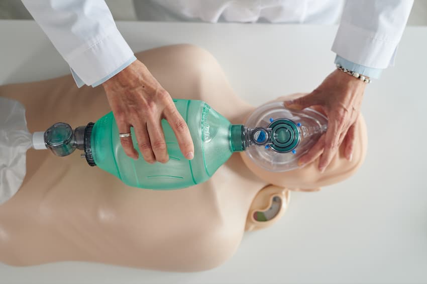 Professionnel de santé réalisant une ventilation manuelle sur mannequin lors d’une formation Recyclage AFGSU 2