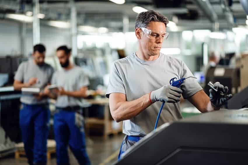 Homme en formation PRAP IBC dans un atelier industriel, appliquant des gestes et postures adaptés pour prévenir les risques liés à l’activité physique.