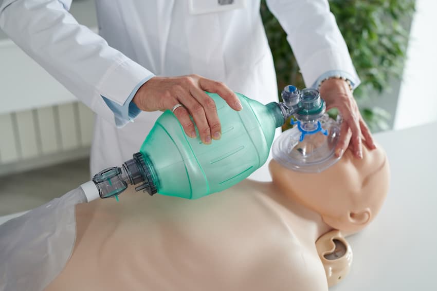 Professionnel de santé pratiquant une ventilation manuelle sur mannequin lors d’une formation gestes soins urgence AFGSU