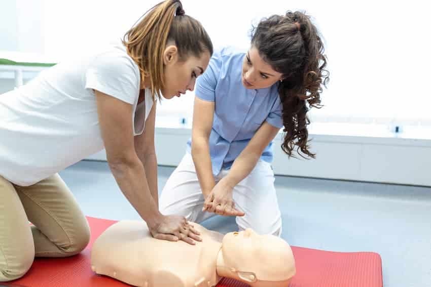 AFGSU 2 : apprentissage des gestes de premiers secours avec mannequin lors d’une mise en situation pratique.