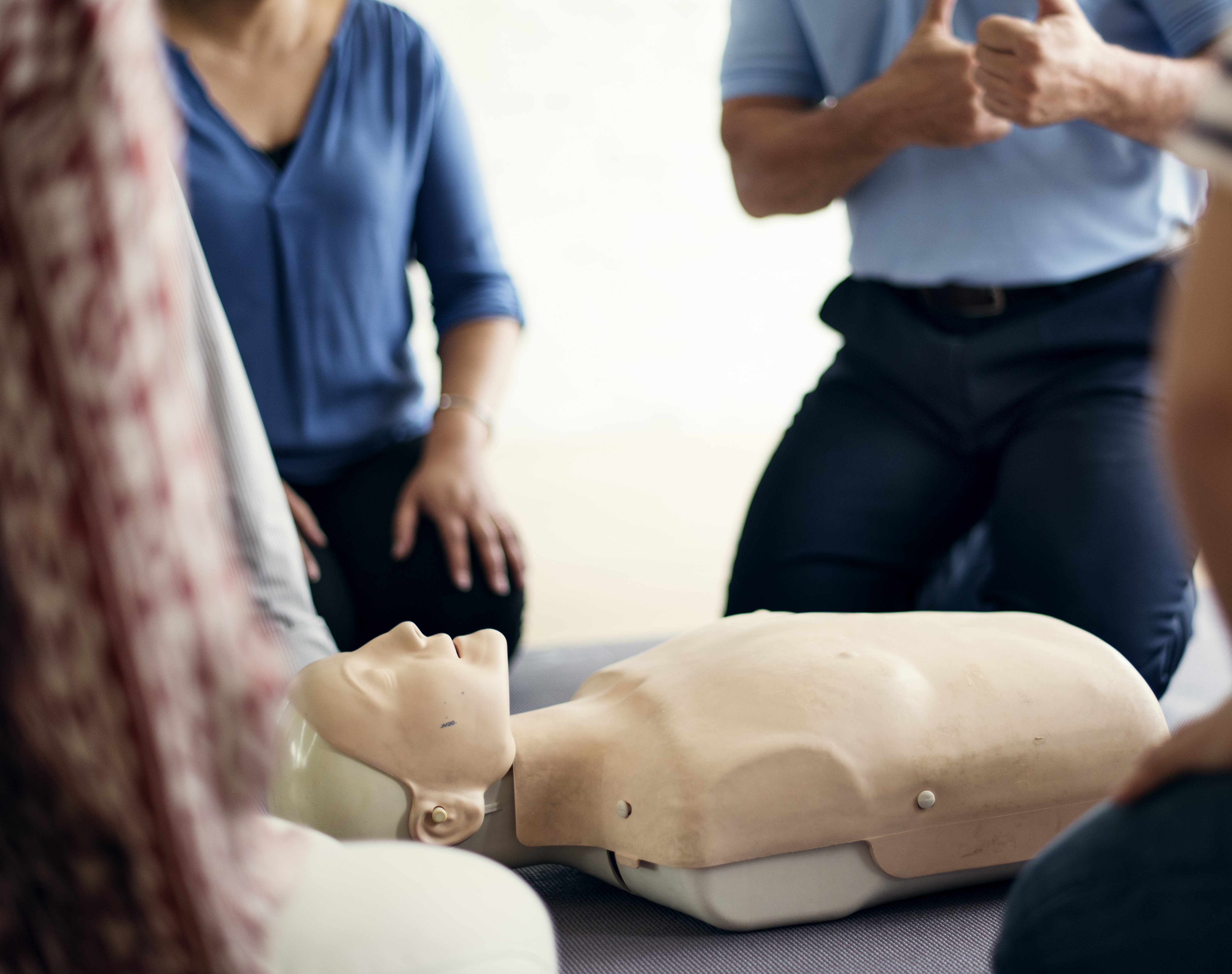 Formation AFGSU 2 : professionnels de santé en apprentissage des gestes de réanimation sur mannequin