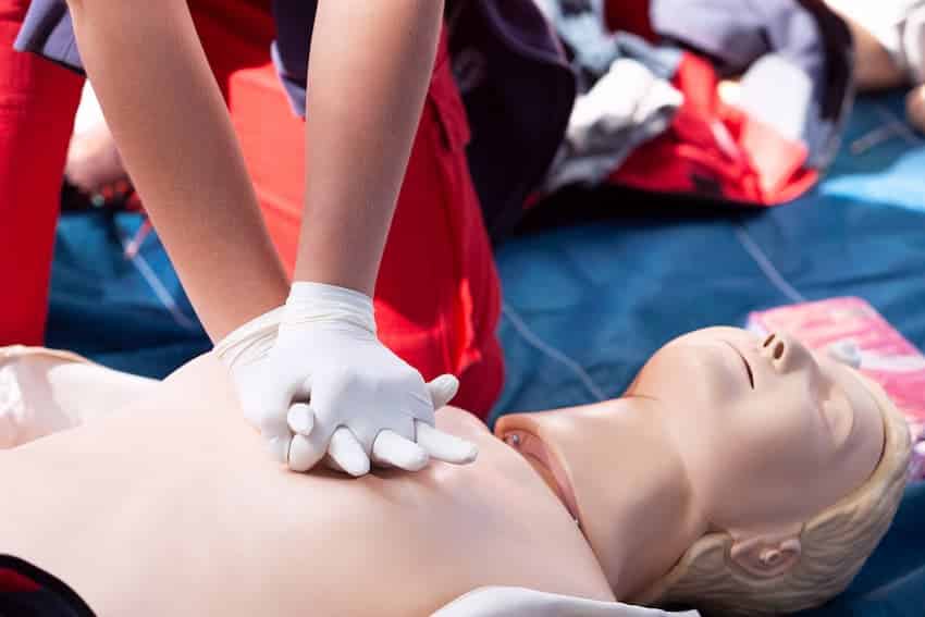 formation AFGSU 2 avec apprentissage des gestes d'urgence sur mannequin, pratique du massage cardiaque.