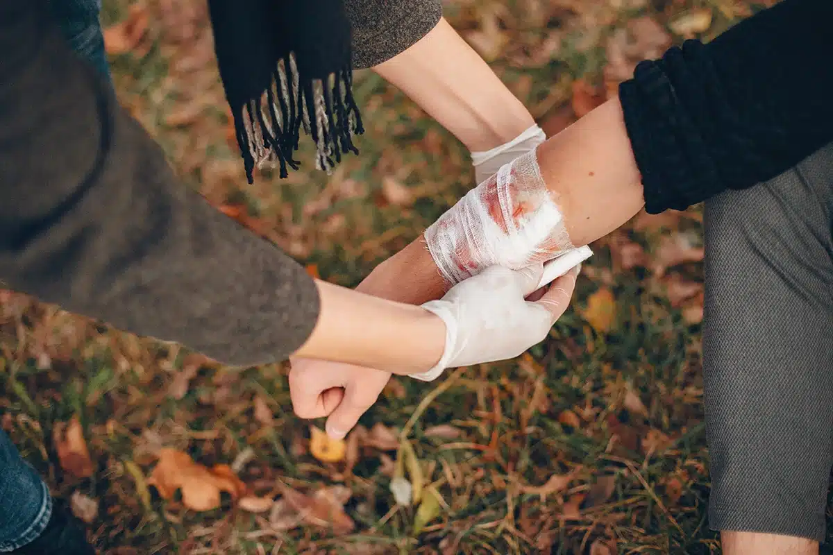 Un professionnel de la santé ou du bien-être discutant avec une femme préoccupée, dans un cadre lumineux et apaisant, avec un arrière-plan flou montrant une conversation entre deux autres personnes.