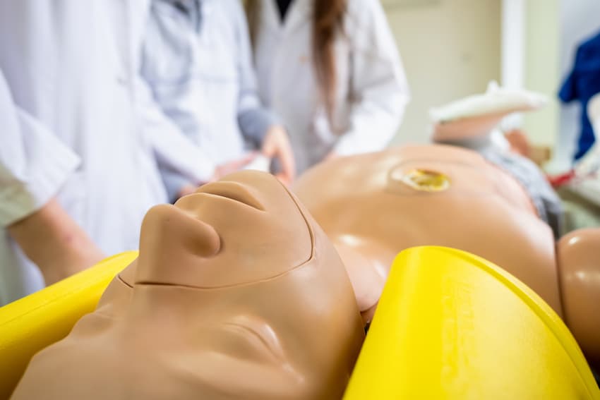 Mannequins de simulation médicale utilisés lors d'une session de formation AFGSU 2 en établissement de santé.