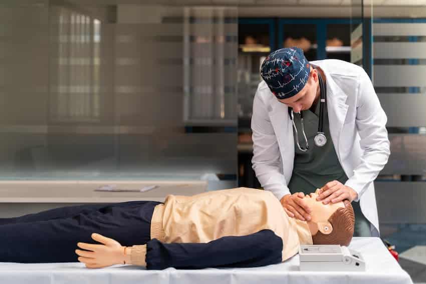 Professionnel de santé pratiquant un geste de secours sur mannequin lors d'un recyclage AFGSU 1.
