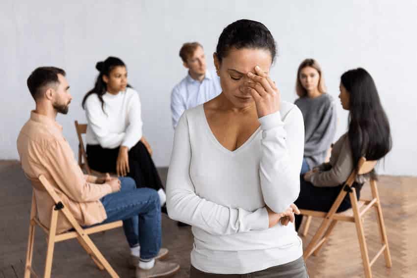 Participante en difficulté lors d'une session de formation sur la prévention des risques psychosociaux.