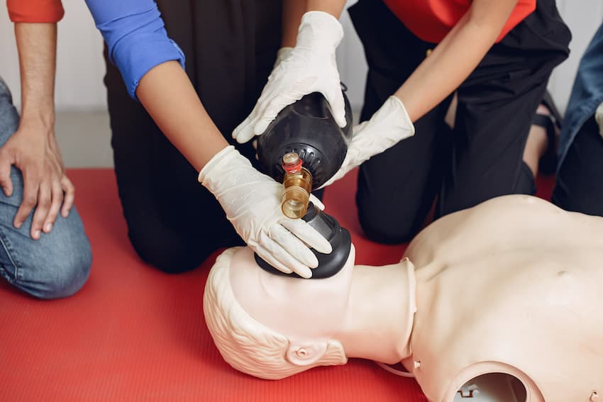 Stagiaires pratiquant la ventilation au masque sur mannequin lors d'une session de formation SST Sauveteur Secouriste du Travail.