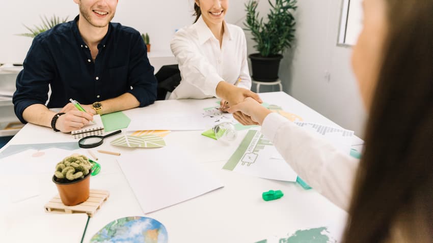Membres d'une CSSCT en réunion de travail illustrant le dialogue social et les missions de la Commission Santé Sécurité et Conditions de Travail en entreprise.