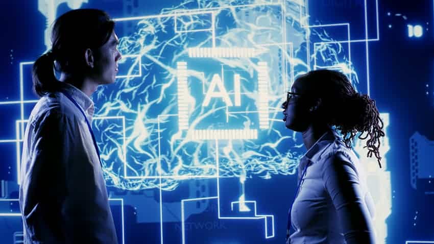 Deux salariés, un homme et une femme, face à face devant une interface holographique d'intelligence artificielle au travail.