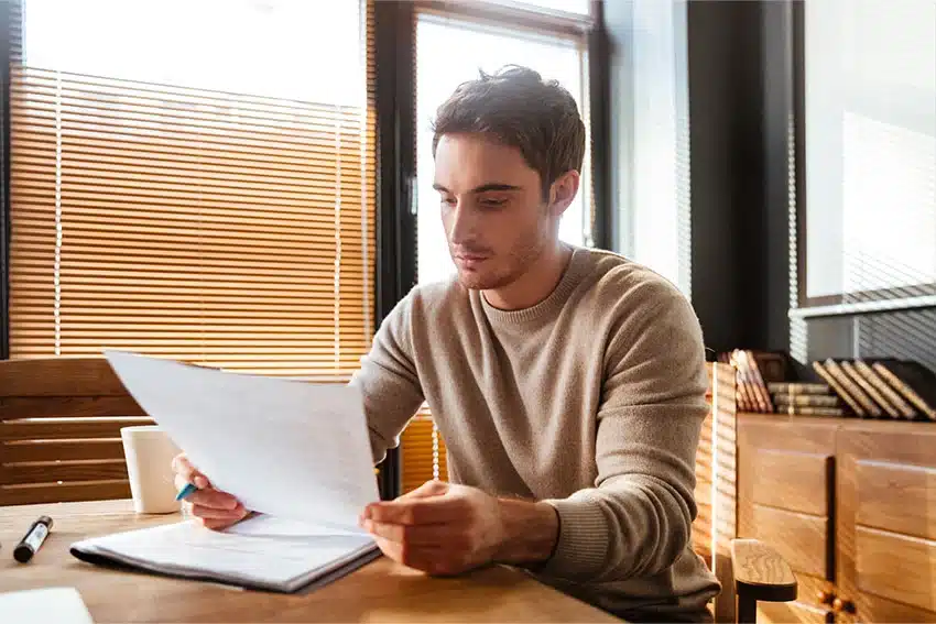 Responsable RH regarde le document unique pour préparer le plan de formation de l'entreprise